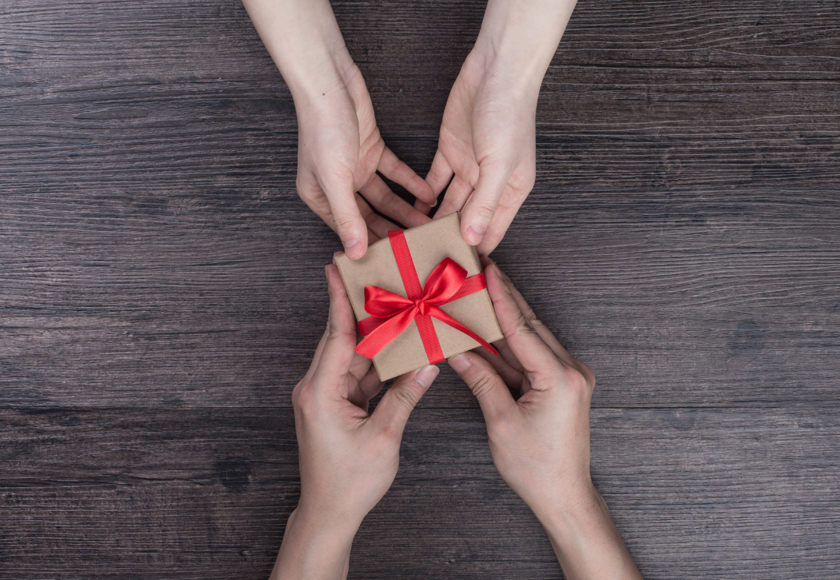 Ajándék 5 000 Ft alatt? – Személyes, mégis pénztárcabarát ötletek a webshopból